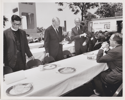 Philip Johnson (right, standing) / Dedication of the WRVA building (May 29, 1968)